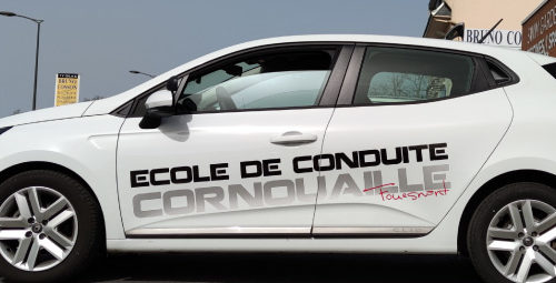 Personnalisation d'une voiture Auto école à Fouesnant, Décoration publicitaire adhésif pour une visibilité dans le pays de cornouaille en Bretagne